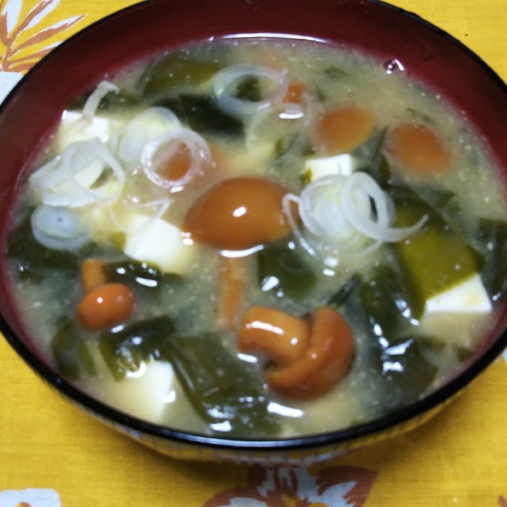 なめこ缶と豆腐とワカメと長ねぎの味噌汁☆